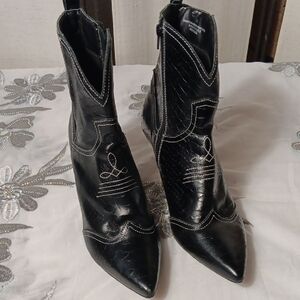 Black Ankle Boots with Glossy Leather and Western Decorative Stitching